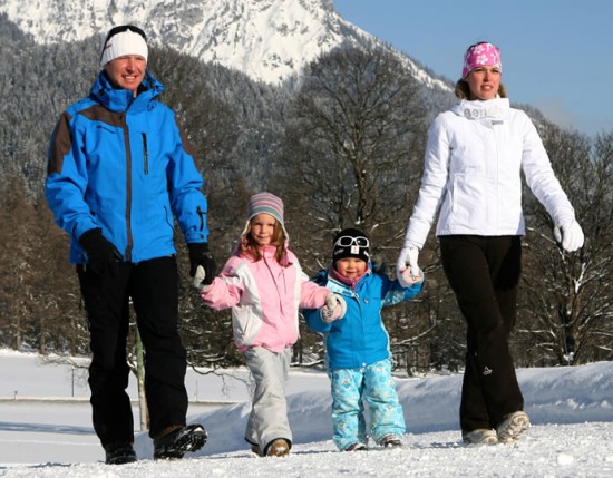 Familienspaziergang im Winter in der Region Schladming-Dachstein © TVB Ramsau am Dachstein